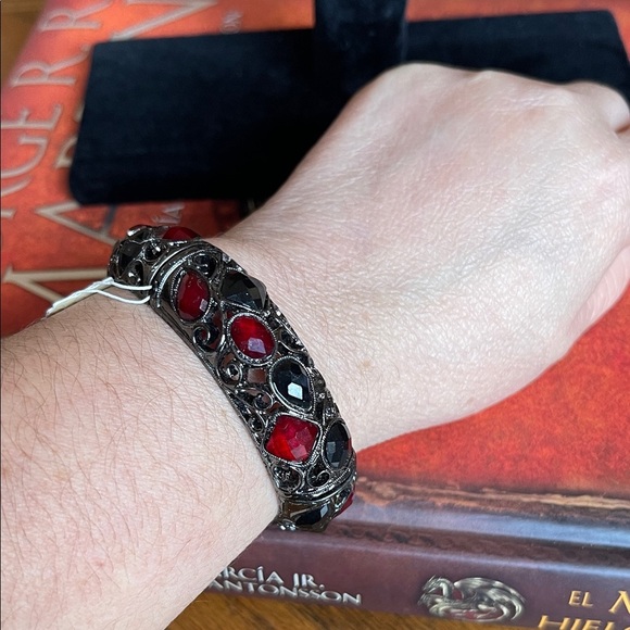 1928 Red and Black Filigree Bracelet - Picture 6 of 9